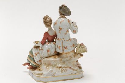 CAPODIMONTE "Scènes galantes", fin XIXe, deux groupes en porcelaine émaillée, marque...