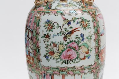 CHINE Vase ansé à décor d'émaux polychromes dits de Canton monté en lampe, dynastie...