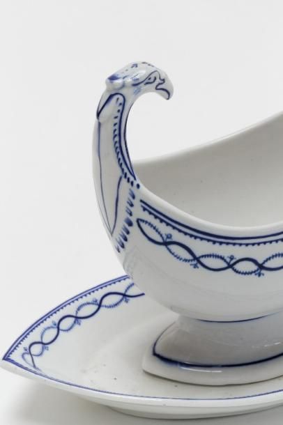 TOURNAI Saucière à l'aigle, décor à l'anneau en camaïeu bleu, début XIXe, porcelaine...