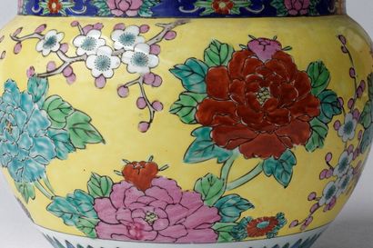 CHINE Petit cache-pot à décor polychrome d'émaux dits de la famille rose sur fond...