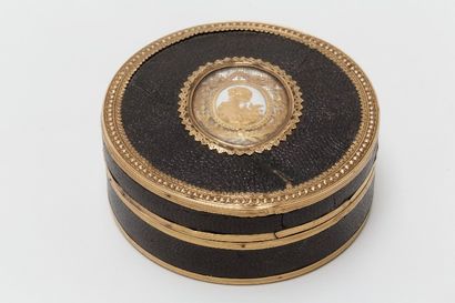 null Boîte ronde d'époque Louis XVI ornée d'une miniature ovale à profil féminin,...
