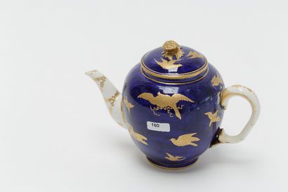 TOURNAI Théière ornée d'oiseaux en or bruni sur fond bleu roi, 1762-1775 (2e époque),...