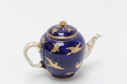 TOURNAI Théière ornée d'oiseaux en or bruni sur fond bleu roi, 1762-1775 (2e époque),...