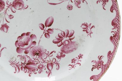 CHINE Assiette à décor dit de la famille rose d'un bouquet sur le bassin et feston...