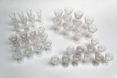 null Service de verres en cristal taillé, suite de quarante pièces plus huit autres...