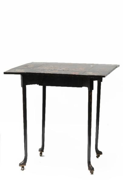 null Petite table à rabats, pieds à roulettes, travail anglais, XIXe, bois laqué...