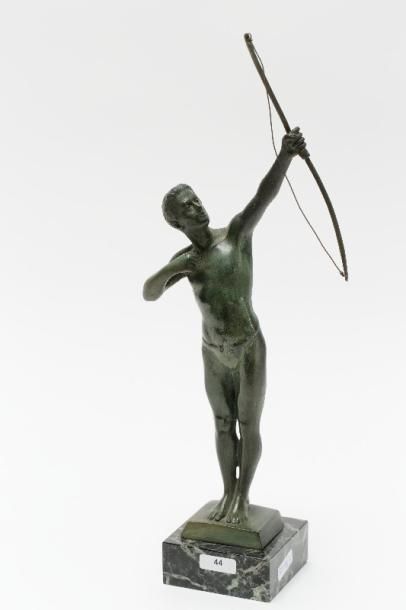 ECOLE FRANCAISE "Archer", circa 1930, sujet en bronze à patine vert antique sur socle...