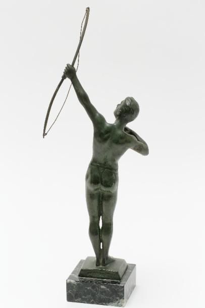 ECOLE FRANCAISE "Archer", circa 1930, sujet en bronze à patine vert antique sur socle...