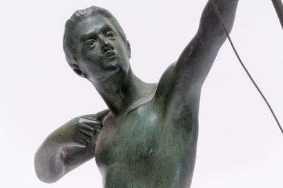 ECOLE FRANCAISE "Archer", circa 1930, sujet en bronze à patine vert antique sur socle...