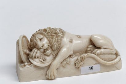 null "Lion couché à l'écu suisse", XIXe, sujet en ivoire sculpté d'après le monument...