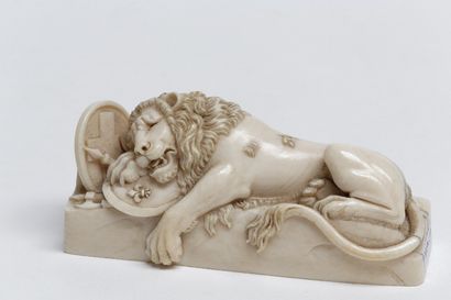 null "Lion couché à l'écu suisse", XIXe, sujet en ivoire sculpté d'après le monument...