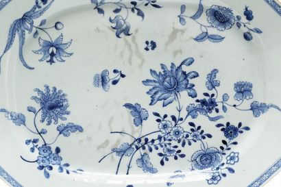 CHINE Plat rectangulaire à pans coupés, décor floral en camaïeu bleu, compagnies...