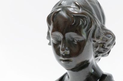 Ecole Belge "Jeune Fille", début XXe, buste en bronze patiné, signé [A. DAVER - BRUXELLES]...