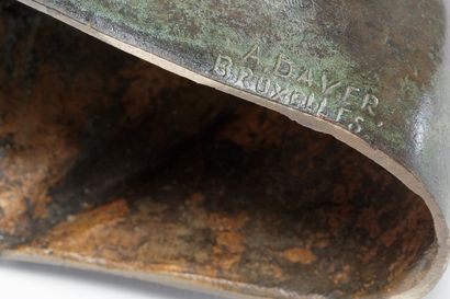 Ecole Belge "Jeune Fille", début XXe, buste en bronze patiné, signé [A. DAVER - BRUXELLES]...