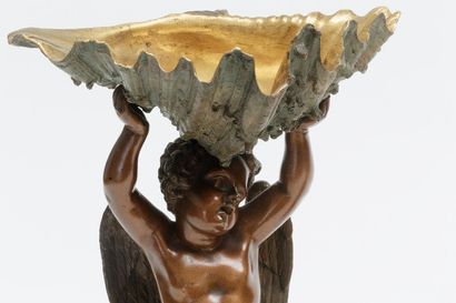 null Paire d'angelots soutenant une conque, fin XIXe, sujets en bronze à patine nuancée,...