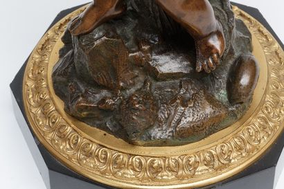 null Paire d'angelots soutenant une conque, fin XIXe, sujets en bronze à patine nuancée,...