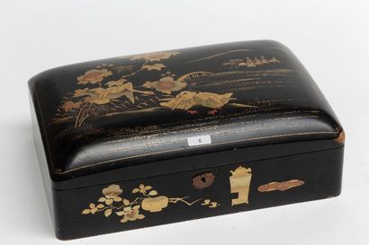 JAPON Coffret à couvercle bombé, début XXe, bois à décor en laque de style takamaki-e,...