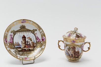 MEISSEN Paire de tasses couvertes avec soucoupes à décor polychrome de paysages animés...