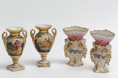 BRUXELLES Deux paires de vases aux décors polychromes rehaussés d'or, une de forme...