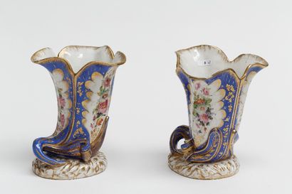 PARIS - MARDOCHÉE Jacob dit Jacob Petit (1797-1868) Paire de vases en cornet à décor...
