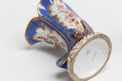 PARIS - MARDOCHÉE Jacob dit Jacob Petit (1797-1868) Paire de vases en cornet à décor...