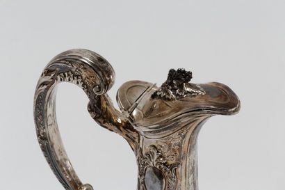 null Carafe polylobée, fin XIXe, verre soufflé à décor gravé, monture de style Rocaille...
