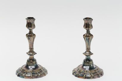 null Paire de flambeaux de style Louis XV, XXe, métal argenté, h. 25 cm.