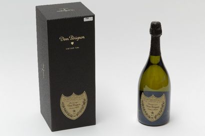 null CHAMPAGNE, blanc effervescent, Dom Pérignon, brut 2004, une bouteille dans son...