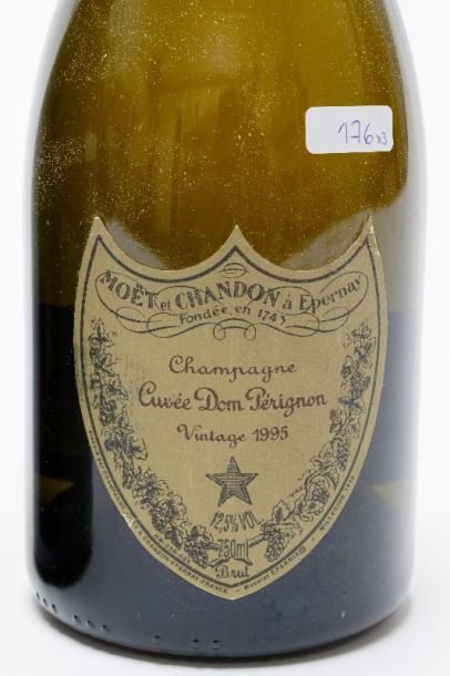 null CHAMPAGNE, blanc effervescent, Dom Pérignon, brut 1995 (une) et 1999 (deux),...