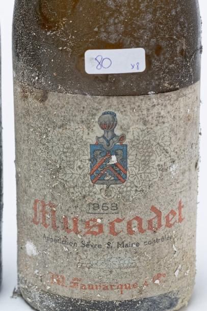 null LOIRE & BOURGOGNE, blanc, ensemble de huit bouteilles :

- Muscadet 1968, deux...