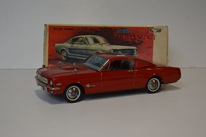 null TN Japan, Ford Mustang en tôle rouge, l. 38 cm [neuve, en boîte].