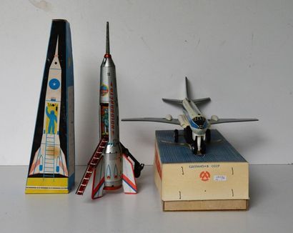 null Fabrication russe (2), fusée et avion :

- Fusée en tôle argentée, friction,...