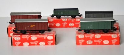 null HAG TRAINS :

- 2 wagons fermés bruns (n° 300) [neufs, en boites] ;

- 1 rare...