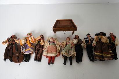 null Orchestre de neuf poupées folkloriques musiciennes avec leur instrument, dans...