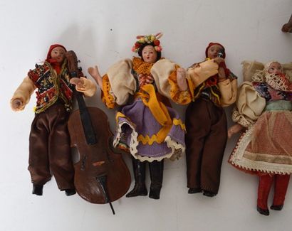 null Orchestre de neuf poupées folkloriques musiciennes avec leur instrument, dans...