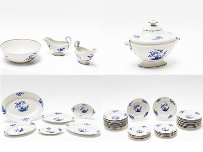 TOURNAI Partie de service à dîner, décor coréen en camaïeu bleu, début XIXe, porcelaine...