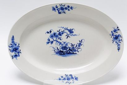 TOURNAI Partie de service à dîner, décor coréen en camaïeu bleu, début XIXe, porcelaine...