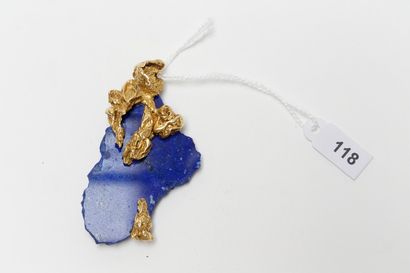 null Pendentif Design, XXe, lapis-lazuli monté en or jaune 18k, 26 g env.