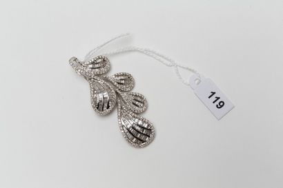 null Pendentif contemporain en feuille, XXe, or blanc 18k pavé de diamants, poinçon,...