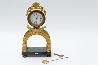null Pendule-squelette, XIXe, bronze doré, avec clef, h. 40 cm [usures, altérations...
