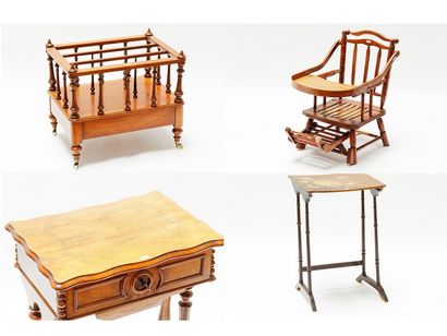 null Lot de quatre meubles, fin XIXe, bois [usures et altérations] :

- porte-journaux...