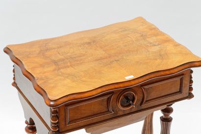 null Lot de quatre meubles, fin XIXe, bois [usures et altérations] :

- porte-journaux...