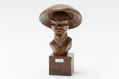 SERSTÉ Paul (1910-2000) "Indochinois", XXe, buste en terracotta patinée, socle en...