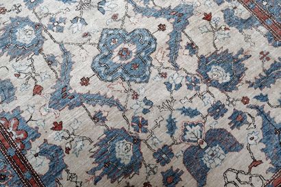 PERSE Tapis à motifs floraux stylisés sur champ ivoire, 248x208 cm env.