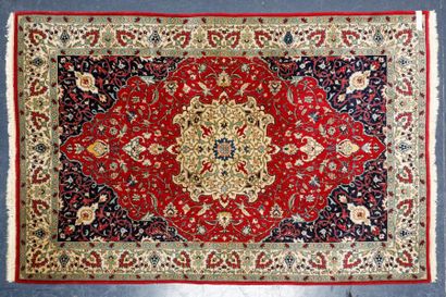 PERSE Tapis de style Isfahan à motifs floraux sur champ garance, 318x200 cm env.