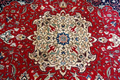 PERSE Tapis de style Isfahan à motifs floraux sur champ garance, 318x200 cm env.