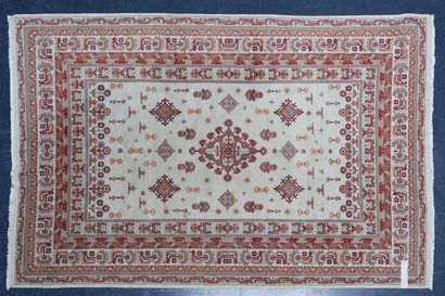 TUNISIE TUNISIE, tapis à motifs géométriques sur champ ivoire, 300x196 cm env.