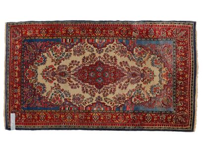 PERSE Petit tapis de style Keshan à motifs floraux sur champ garance, 203x119 cm...