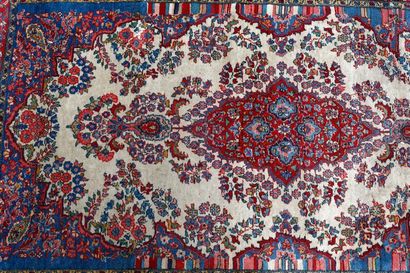 PERSE Petit tapis de style Keshan à motifs floraux sur champ garance, 203x119 cm...
