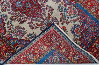 PERSE Petit tapis de style Keshan à motifs floraux sur champ garance, 203x119 cm...